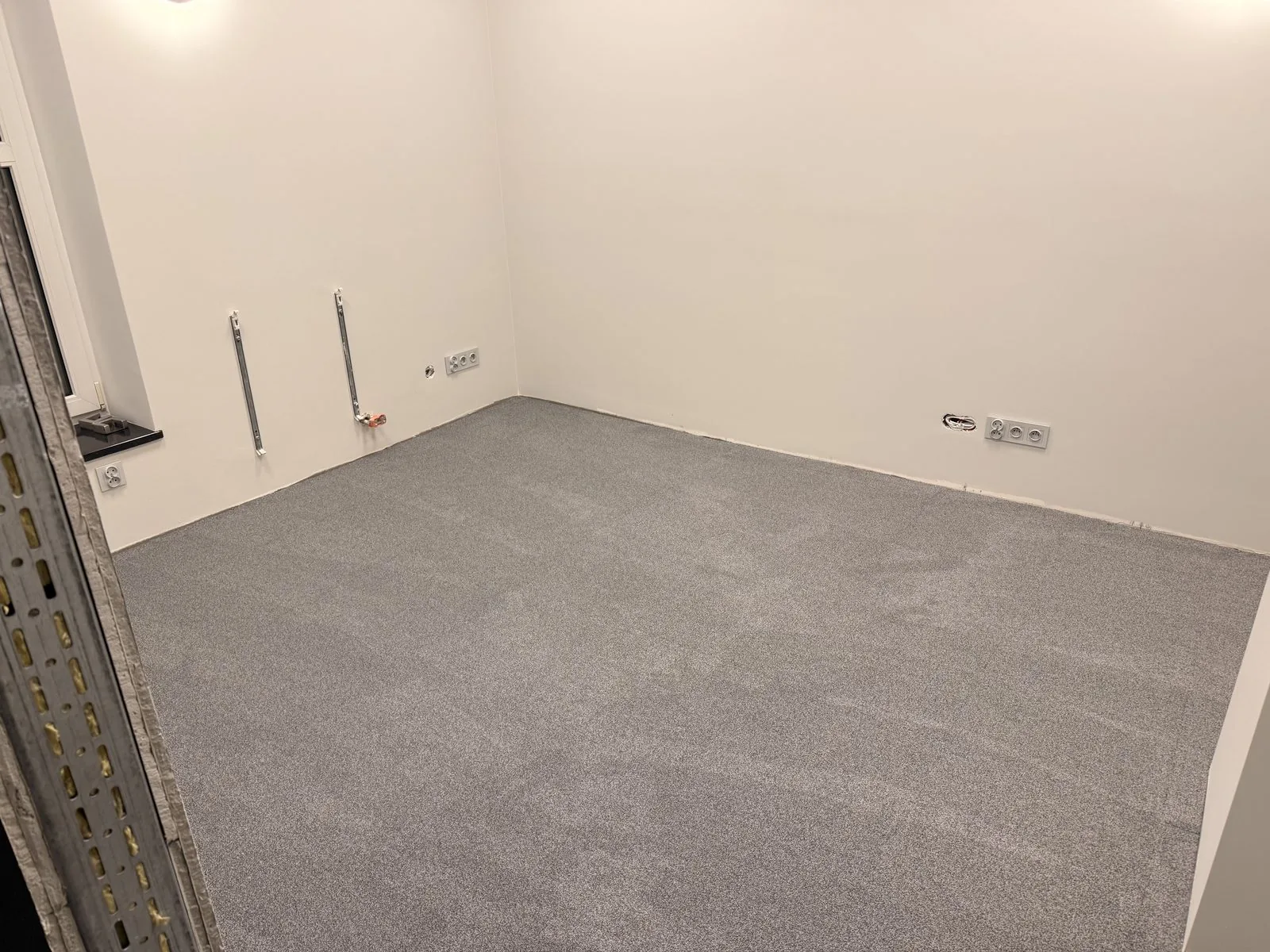 Szara wykładzina dywanowa w płytkach 50x50 w gabinecie biurowym