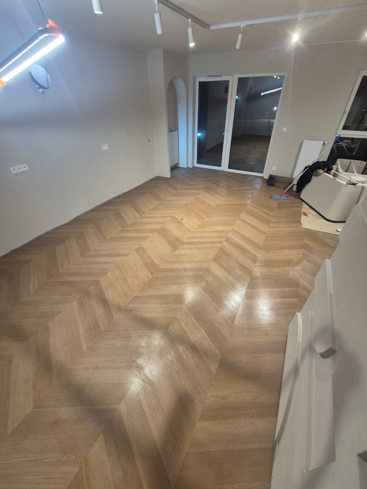 Panele LVT ułożone w jodełkę w nowoczesnym wnętrzu