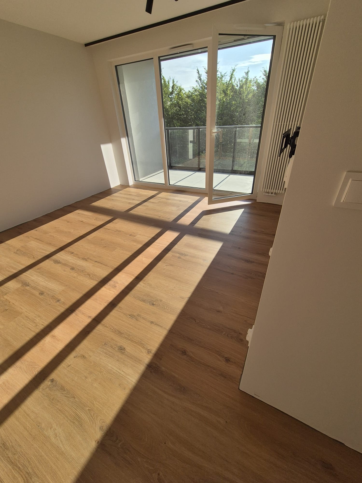 Panele LVT w jasnym pokoju z wyjściem na balkon