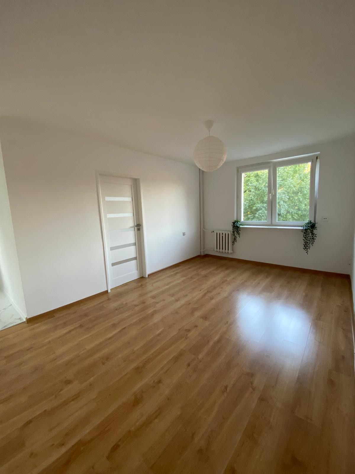 Panele LVT w pustym pokoju z widokiem na okno