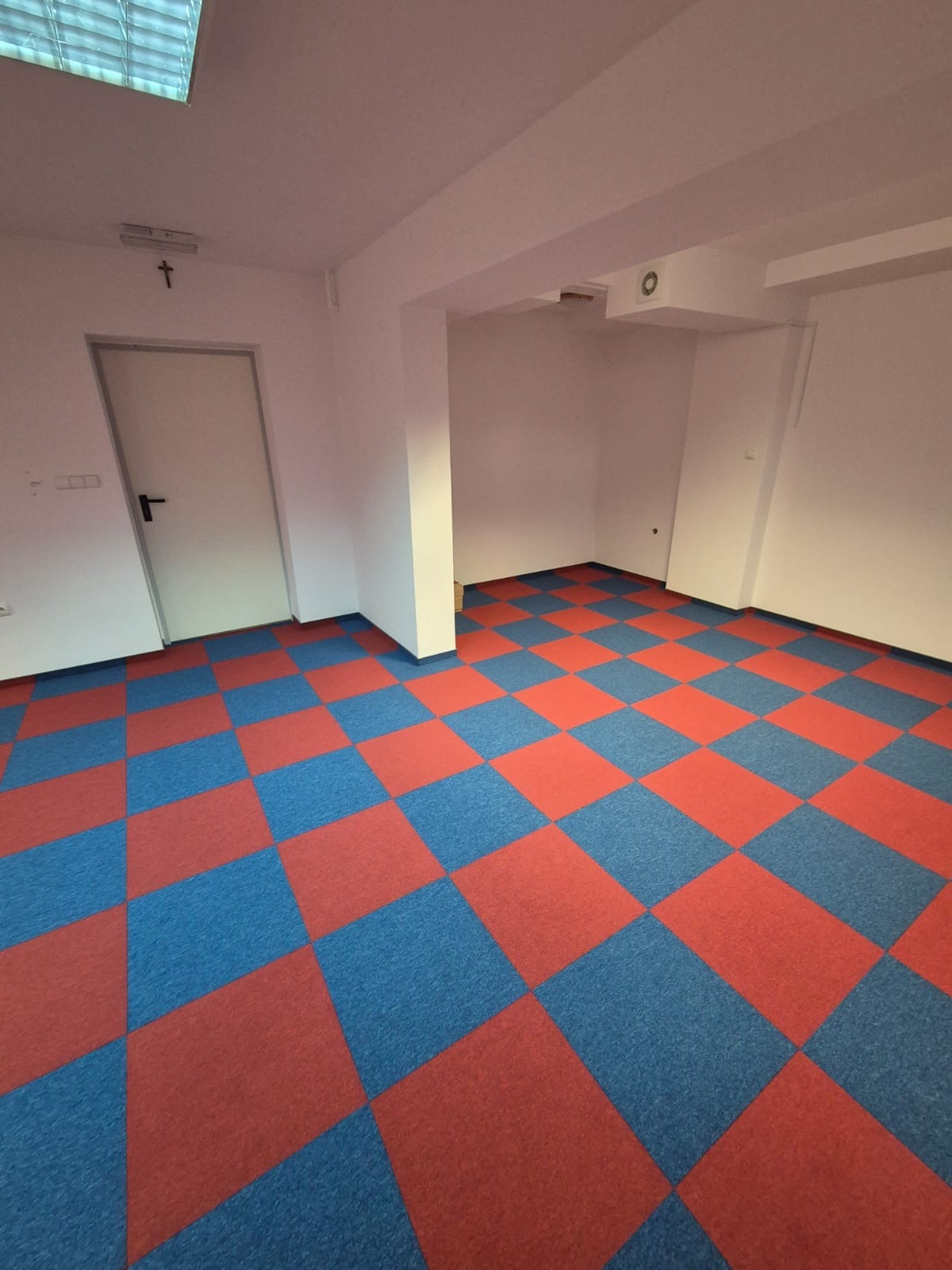 Wykładzina PCV w układzie szachownicy wykonana przez Podłogi Cesarz