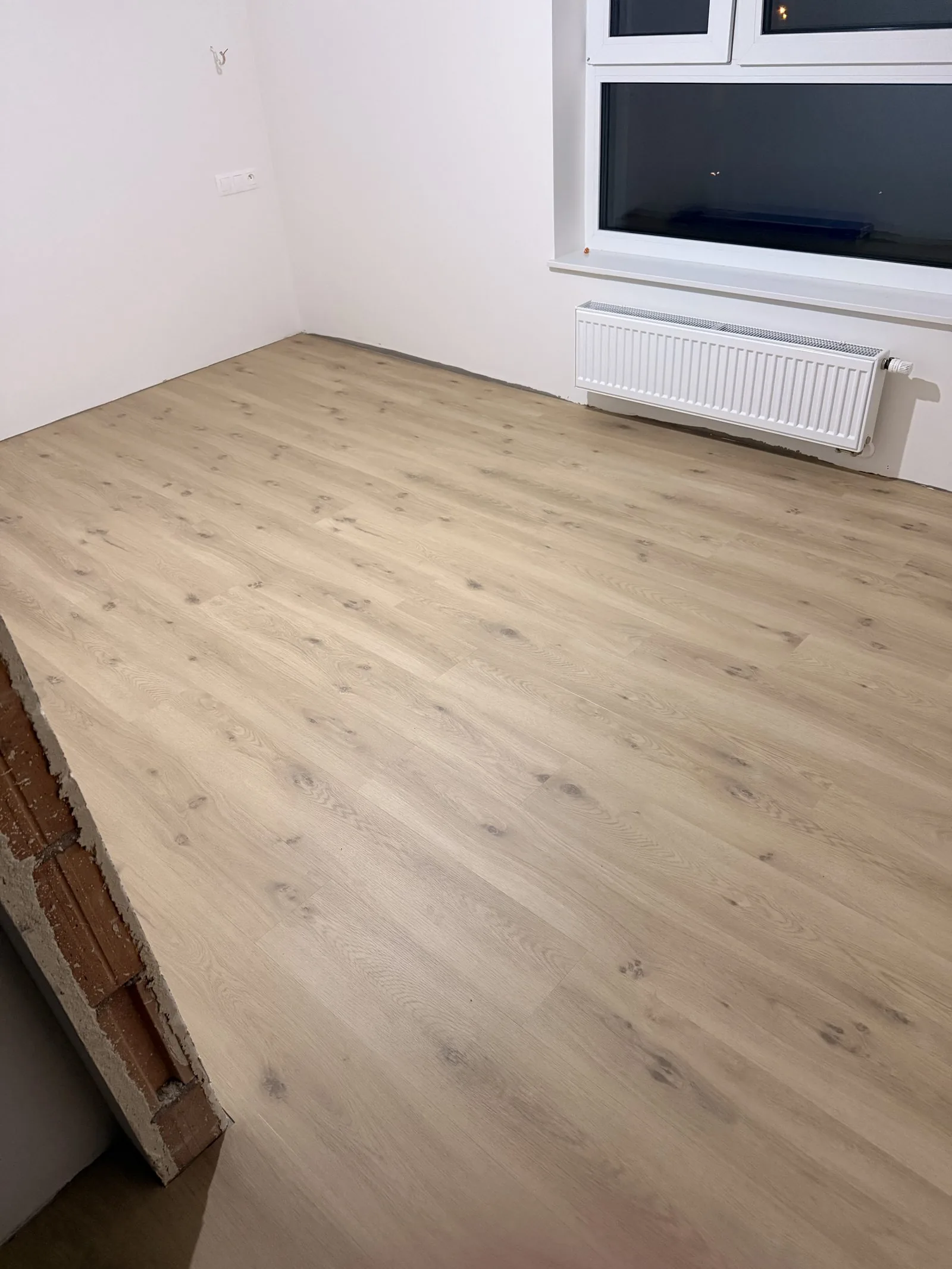 Ten sam pokój po montażu paneli winylowych